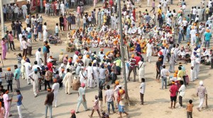 Bathinda: Sikh organisations blocked Bathinda Amritsar road near Goniana against alleged desecration of religious book in Bathinda on Wednesday. PTI Photo (PTI10_14_2015_000286B)